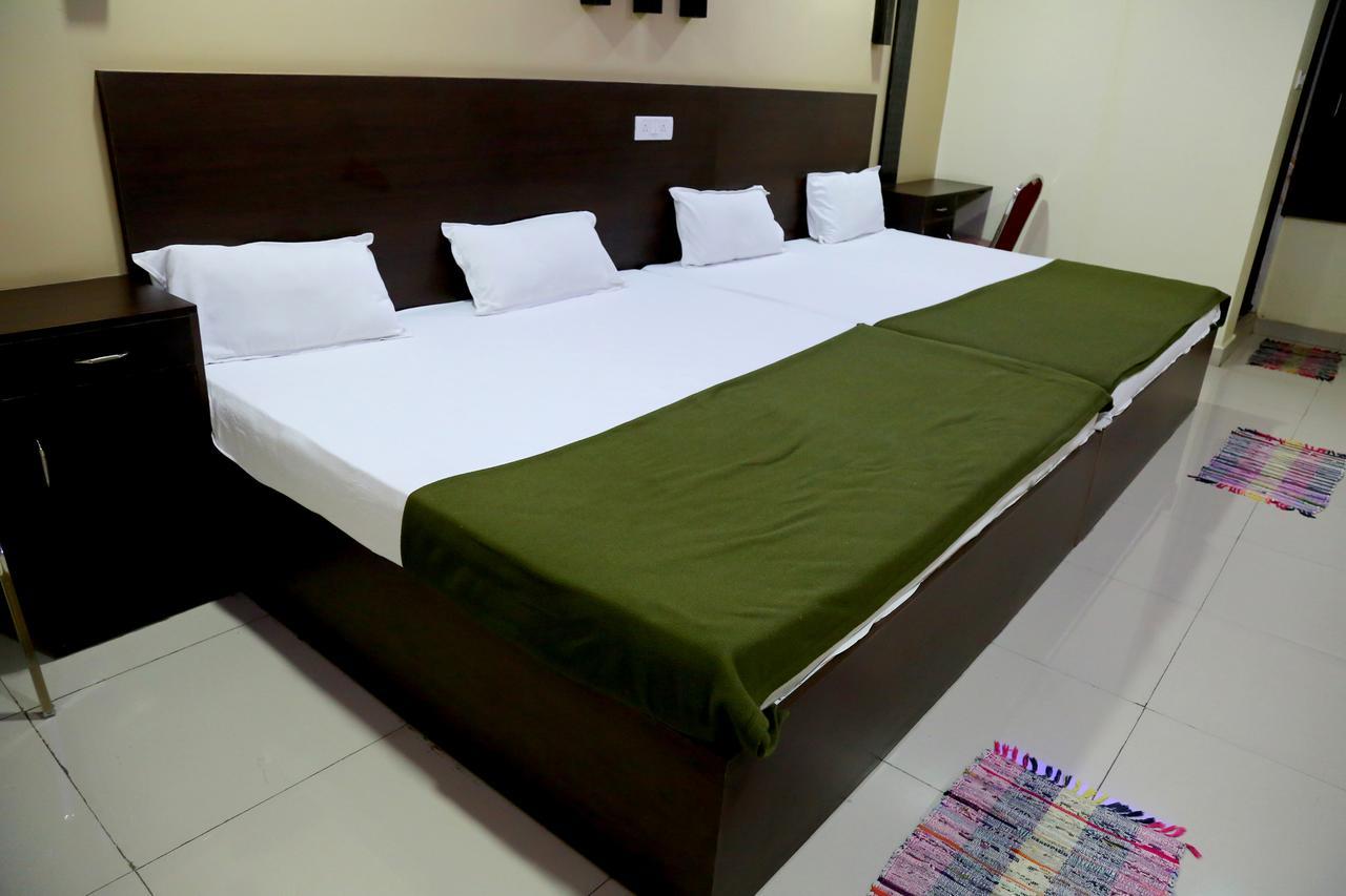 Divya Lodge Hyderabad Bagian luar foto