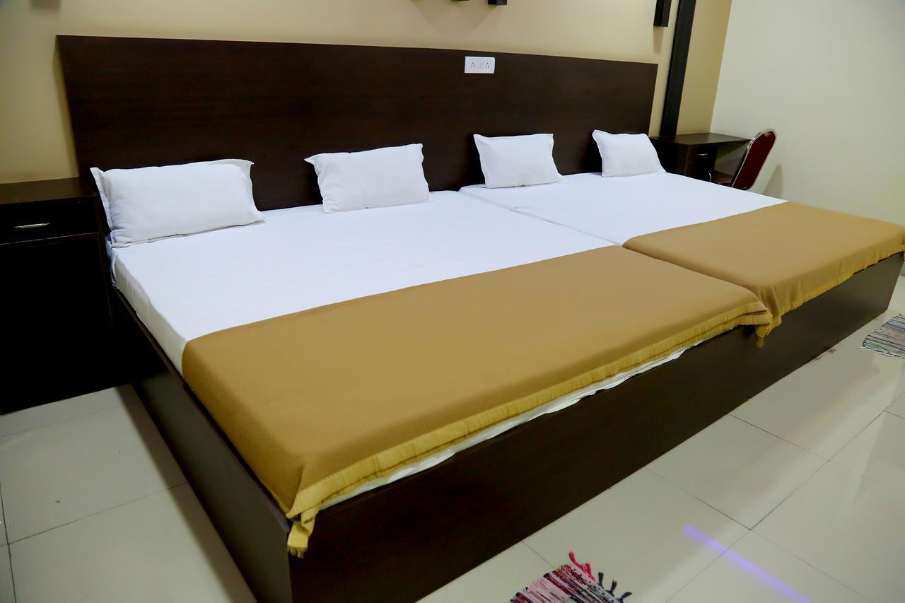 Divya Lodge Hyderabad Bagian luar foto