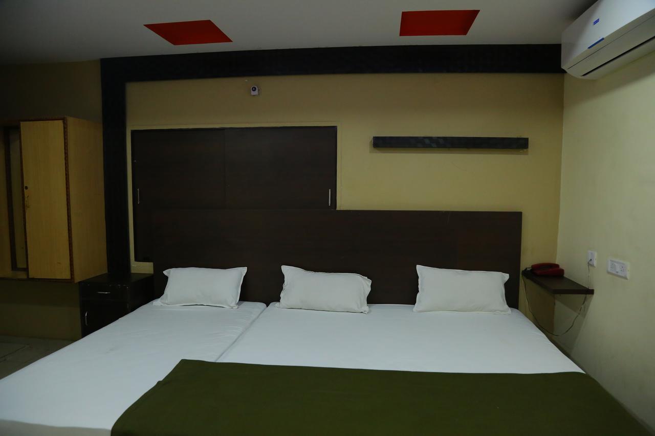 Divya Lodge Hyderabad Bagian luar foto