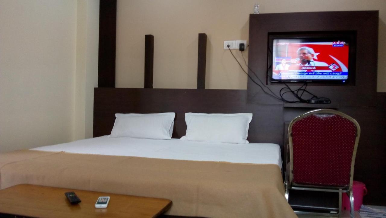 Divya Lodge Hyderabad Bagian luar foto